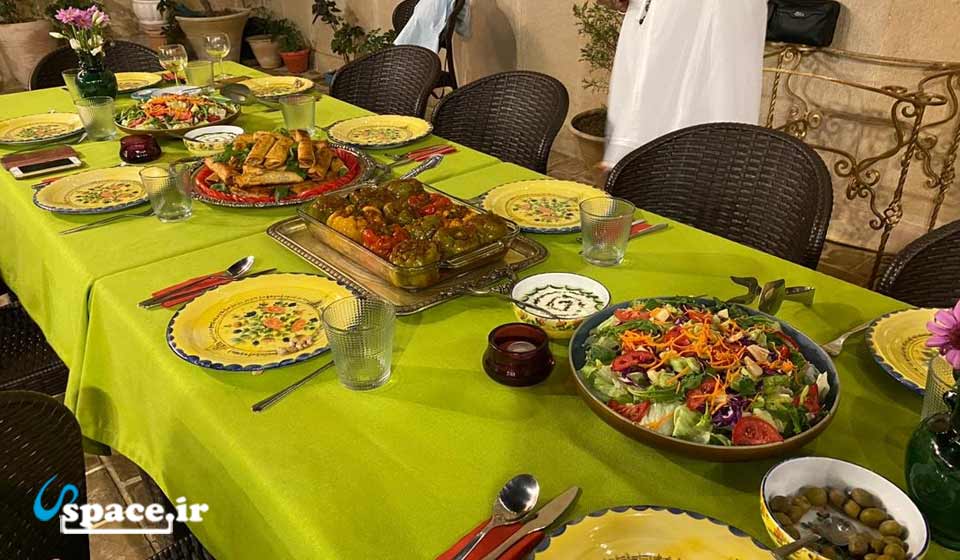 پذیرایی در بوتیک هتل سنتی گل بهار - شیراز